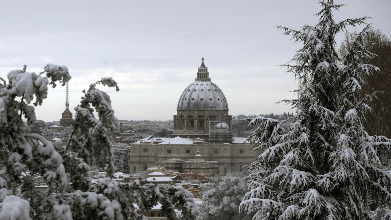 Fotogaléria: Rím po rokoch paralyzoval sneh, školy zatvorili
