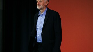 Corbyn chce pokračovať v colnej únii, Mayová stráca podporu