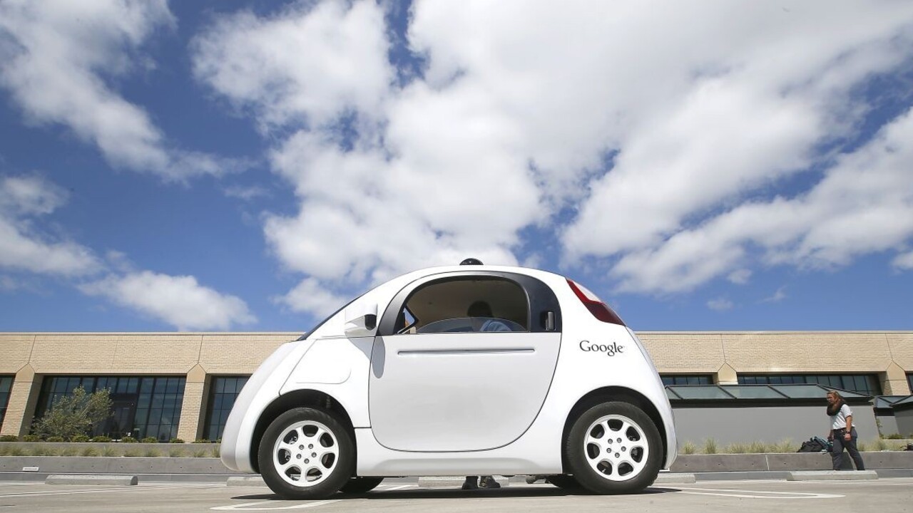 Autonómne autá v Kalifornii už nemusia kontrolovať záložní vodiči