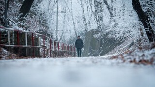 Silné mrazy trápia aj Česko, zamrzla rieka Vltava