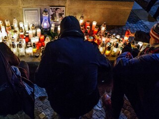 Prestaňte slovne útočiť na novinárov, vyzvali desiatky osobností