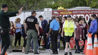 Školu v Parklande opäť otvorili, študenti sa po streľbe vrátili do školských lavíc