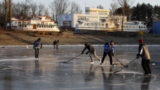 Nebezpečenstvo nepredstavujú len mrazy, ale aj prírodné klziská