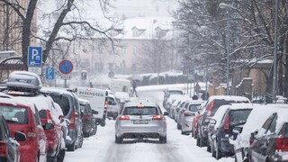 V Bratislave sa stalo viacero nehôd. Dopravu komplikuje sneženie