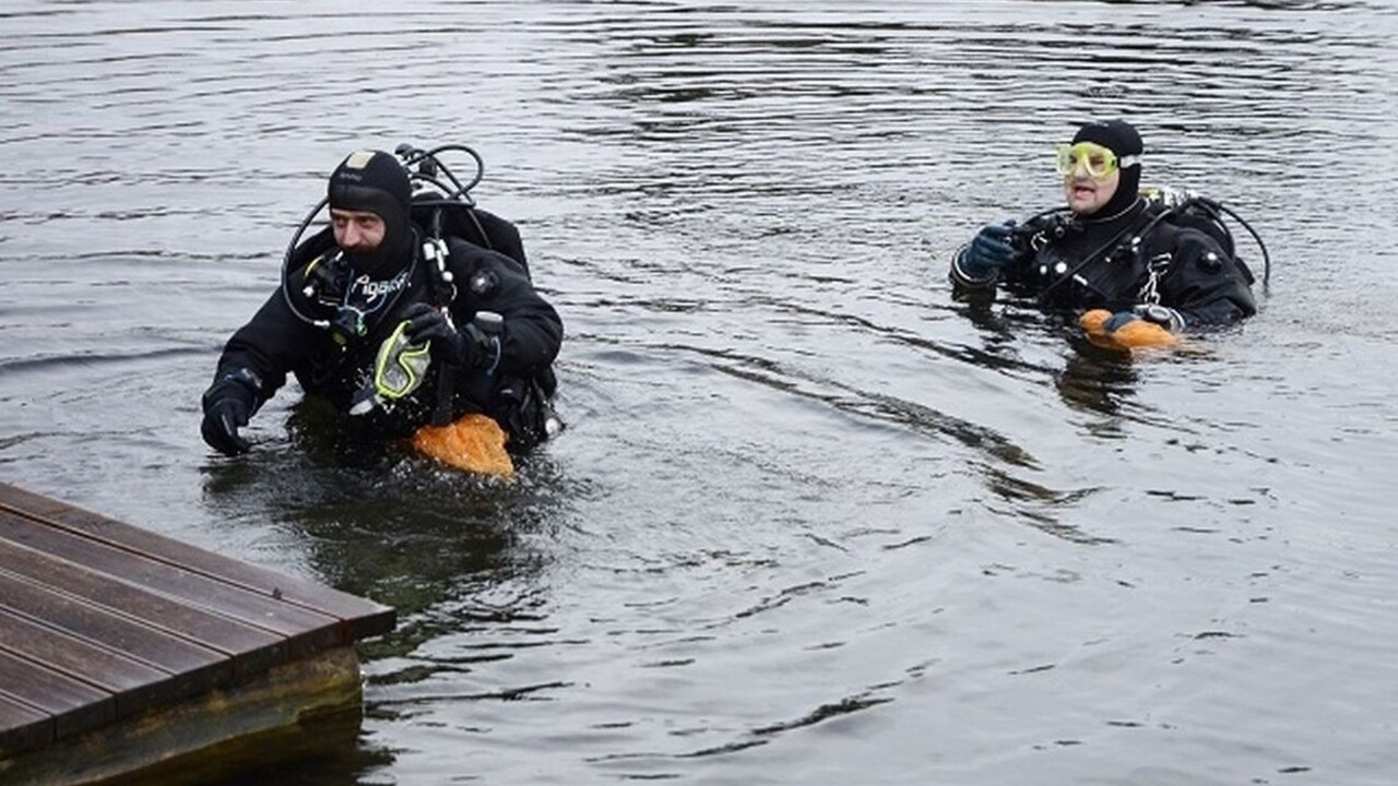 Pod korčuliarmi sa preboril ľad, potápači stále hľadajú jednu osobu