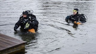 Pod korčuliarmi sa preboril ľad, potápači stále hľadajú jednu osobu