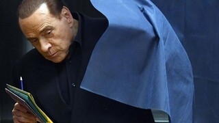 Podľa prieskumov vyhrala talianske voľby koalícia na čele s Berlusconim