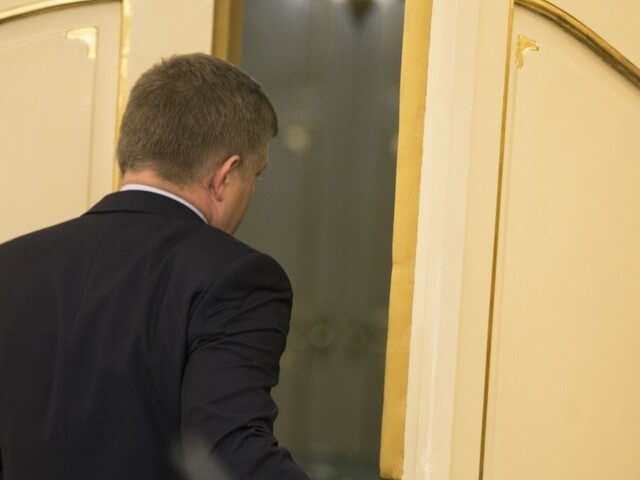 Fico spája krízu so Sorosom, politické súvislosti bude riešiť onedlho