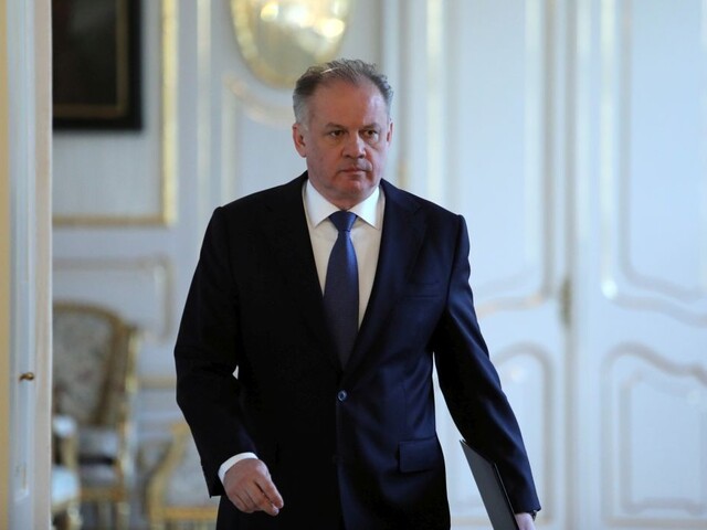 Konšpiračné teórie Ficovi pri riešení krízy nepomôžu, reagoval prezident