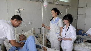 zdravotné sestry pacient nemocnica zdravotníctvo 1140px (TASR/Milan Kapusta)