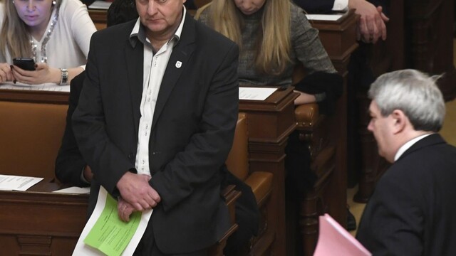 Masové protesty zabrali, bývalý esenbák Ondráček končí