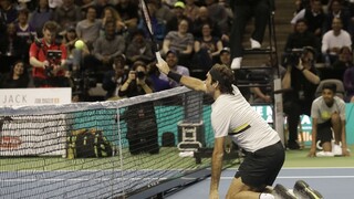 Federer súperil s Billom Gatesom, zahral si aj na kolenách