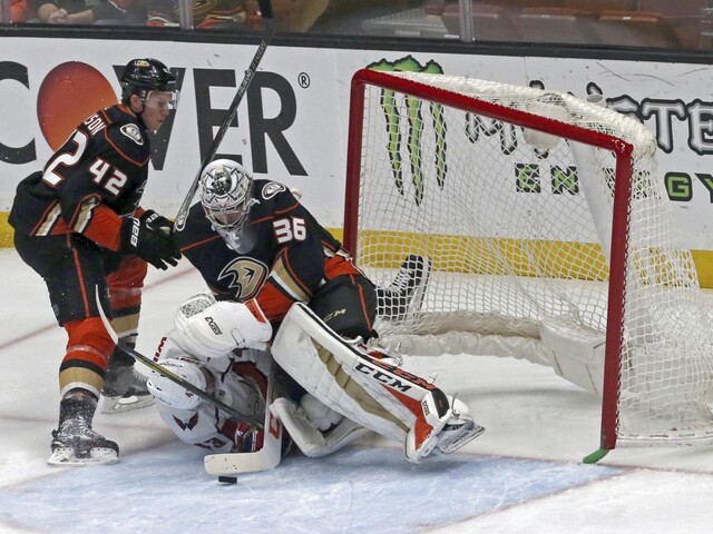 NHL: Chára si pripísal dva mínusové body, Chicago s Jurčom zdolalo Colorado
