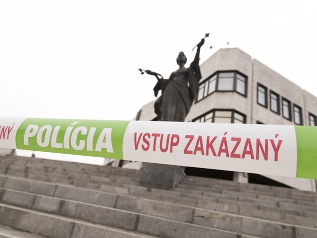 V parlamente nahlásili bombu, tlačovú besedu museli zrušiť