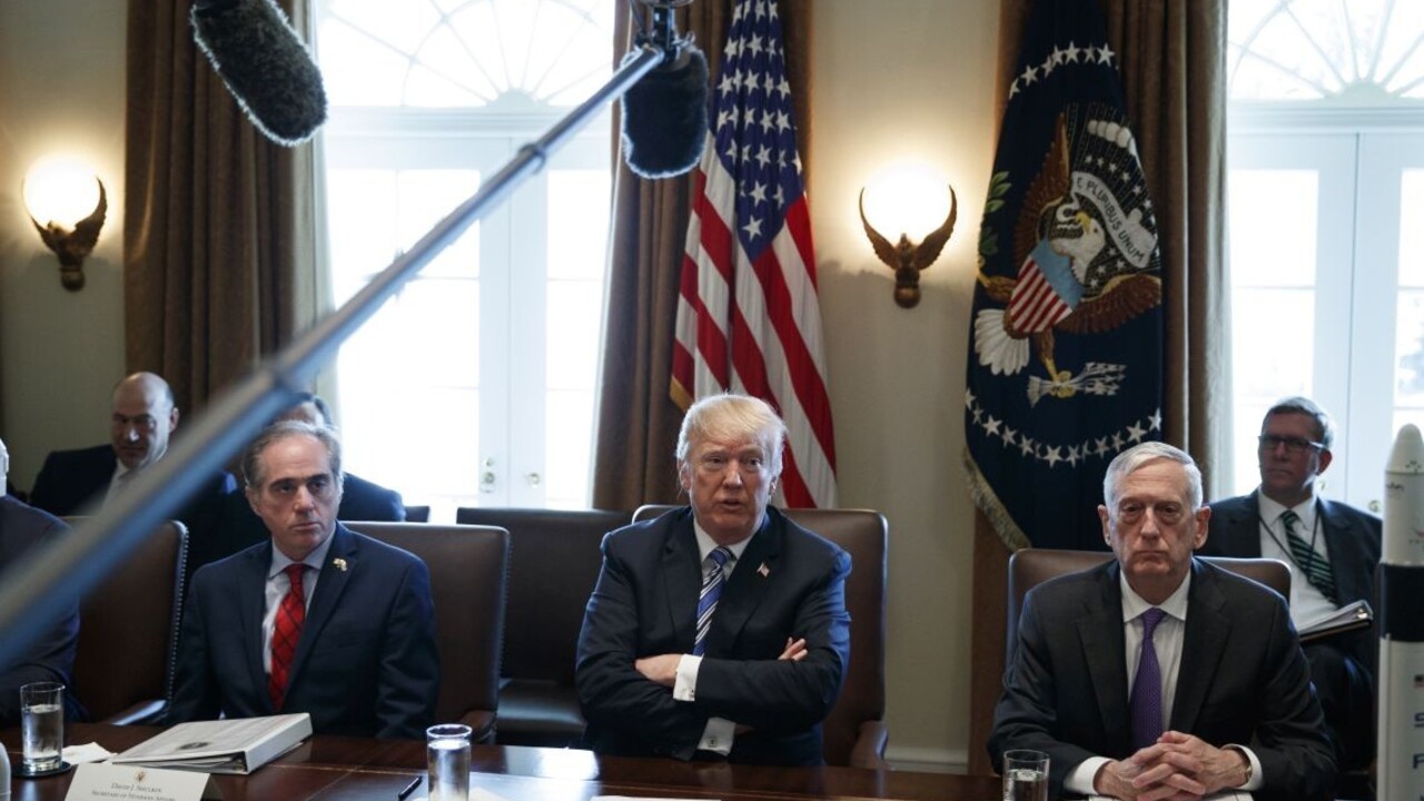 Trump sa rozlúčil so svojím exporadcom originálnym spôsobom