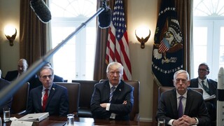 Trump sa rozlúčil so svojím exporadcom originálnym spôsobom