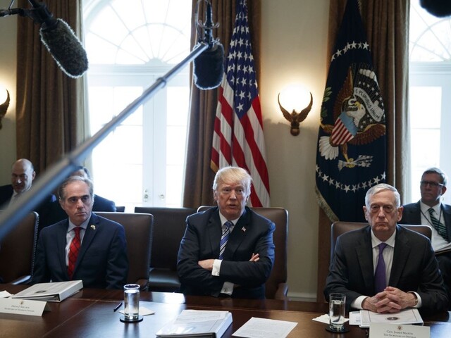 Trump sa rozlúčil so svojím exporadcom originálnym spôsobom