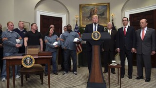 Trump splnil hlavný predvolebný sľub, podpísal zavedenie ciel