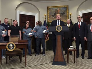 Trump splnil hlavný predvolebný sľub, podpísal zavedenie ciel