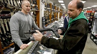 Násilníci by sa nemali dostať k zbraniam, v USA pripravujú zákon