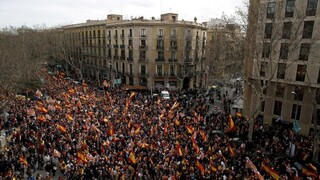 Lídra separatistov držia za mrežami, Katalánci vyšli do ulíc