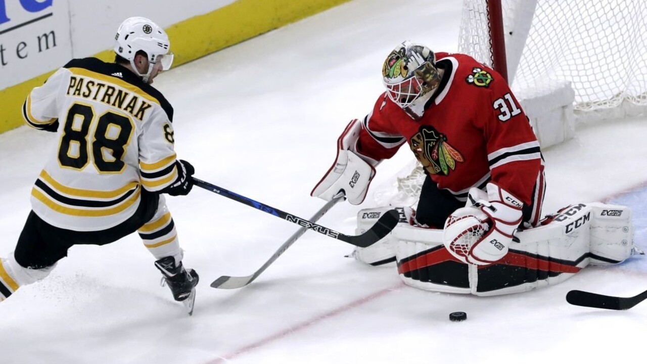 NHL: Chára strelil jediný gól Bostonu pri prehre s Chicagom, Pánik nebodoval
