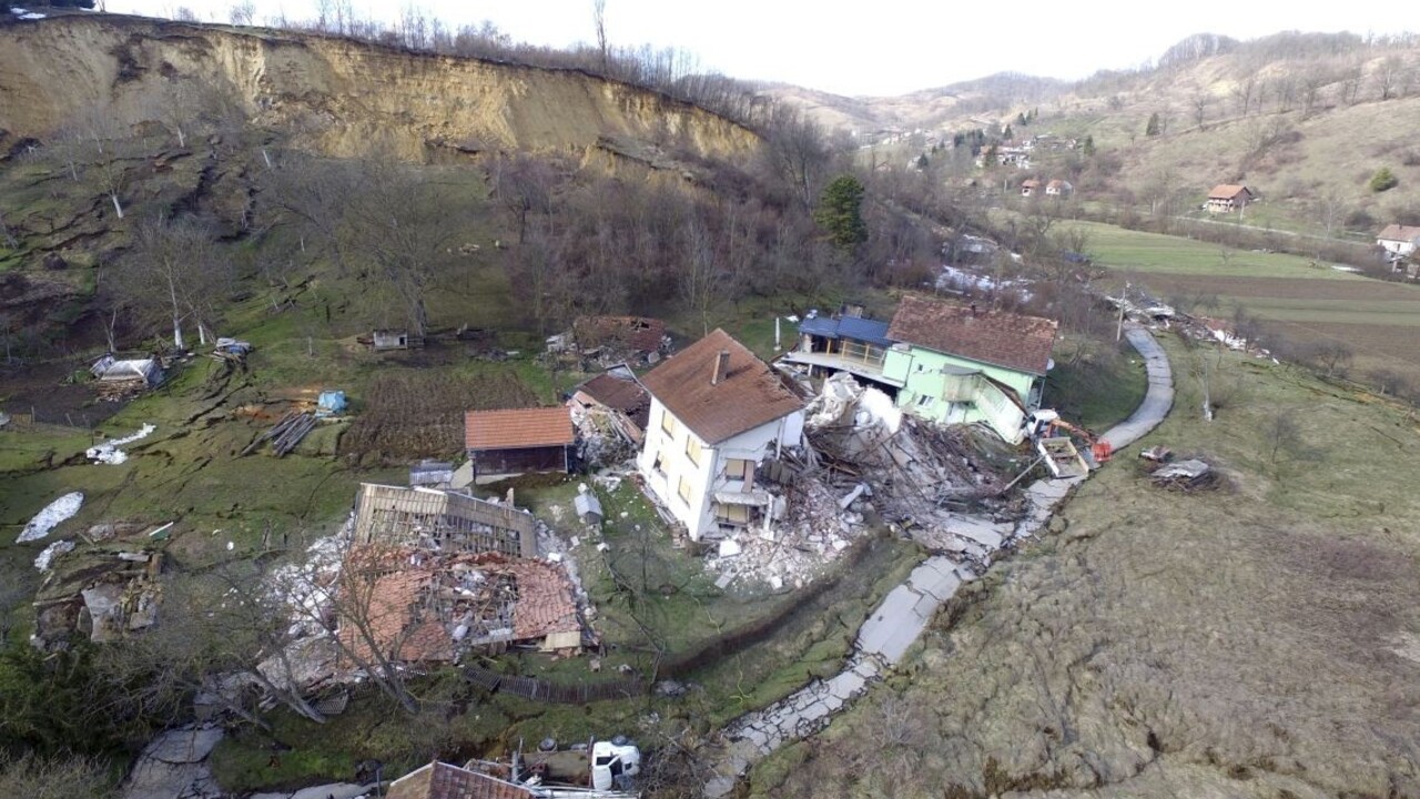 Zosuv pôdy zničil v Chorvátsku za pár minút rodinné domy, ľudia utiekli