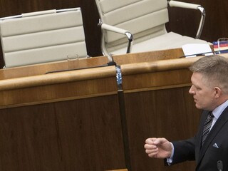Fico mlčí. Prišiel do parlamentu, stanovisko médiám neposkytol