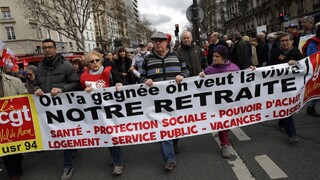 Dôchodcovia vyšli do ulíc. Macron im chce zaviesť vyššie odvody
