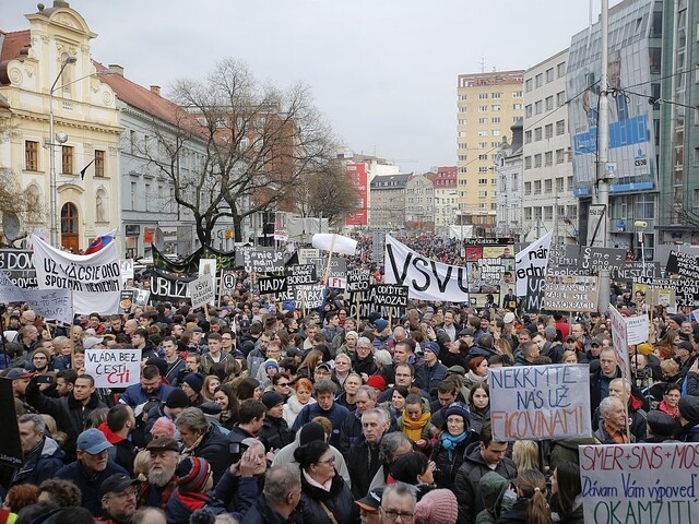 Ficova demisia mnohým nestačí, ľudia opäť vyšli do ulíc