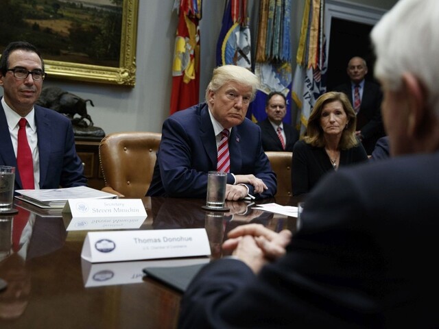 Trumpové clá znepokojujú odborníkov, obávajú sa obchodnej vojny