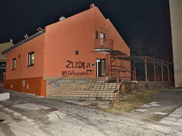 Snaha o destabilizáciu krajiny? Smer reaguje na podpálenie centrály
