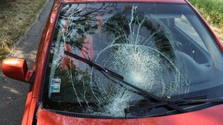 Poistňovne odmietajú preplácať poškodené sklá na autách, ľudia sa sťažujú
