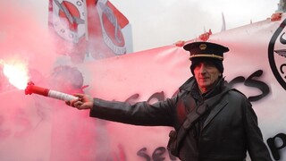 Štrajky zatienili kauzu okolo Sarkozyho. Pozornosť sa upriamila na Macrona