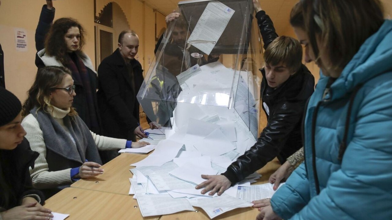 Fotografie ukazujú, že niektorí Rusi hlasovali vo voľbách dvakrát