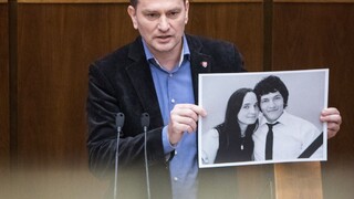 Matovič ukázal fotografiu Kuciaka a Kušnírovej, vykázali ho