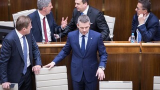 Hlasovanie o dôvere vlády sa odkladá, vystúpiť chcú ďalší poslanci