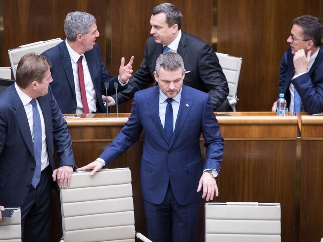Hlasovanie o dôvere vlády sa odkladá, vystúpiť chcú ďalší poslanci