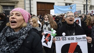 Poľsko zasiahli veľké protesty, ľudia bojujú za práva žien