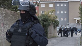 Policajt sa obetoval a pomohol ukončiť rukojemnícku drámu