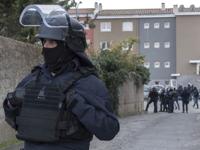 Policajt sa obetoval a pomohol ukončiť rukojemnícku drámu