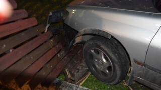 Tragickú nehodu v Mikuláši neprežili dve osoby, auto zachvátil požiar