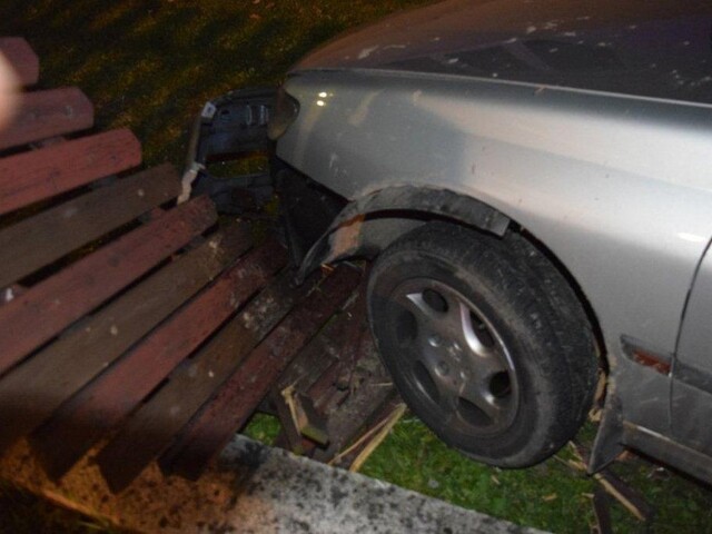 Tragickú nehodu v Mikuláši neprežili dve osoby, auto zachvátil požiar