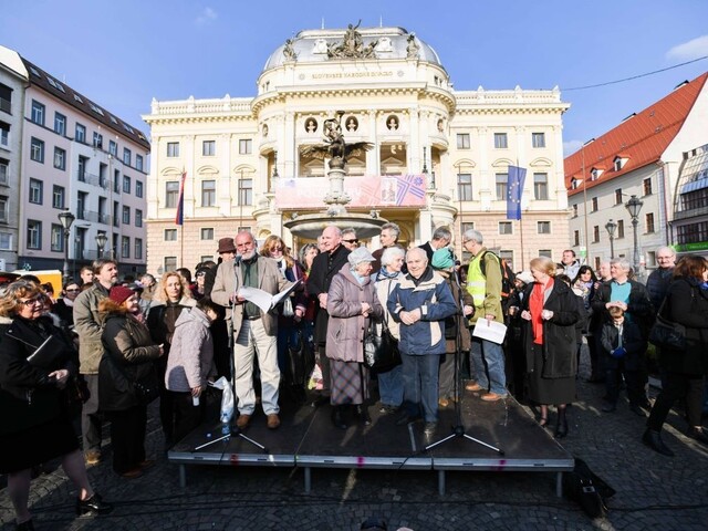Autá, obušky a zatýkanie. Ľudia si pripomenuli Sviečkovú manifestáciu