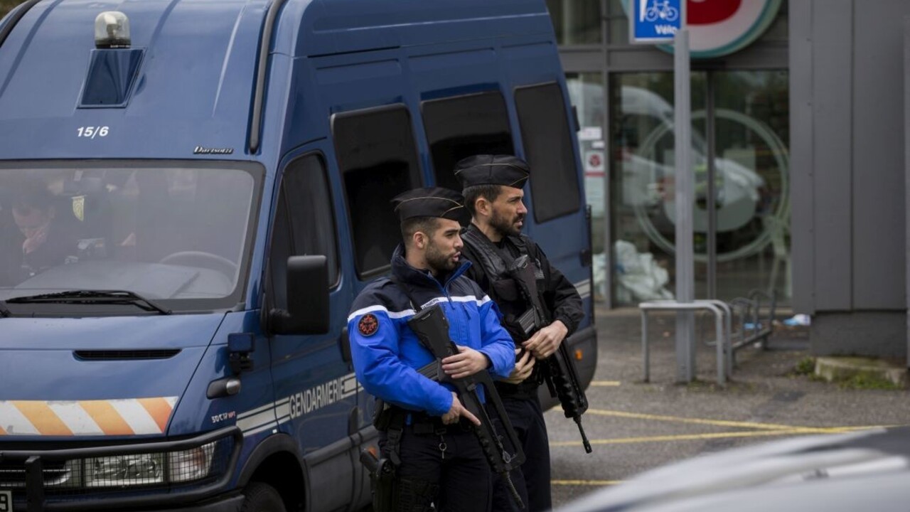 Francúzska polícia našla v dejisku krvavého útoku výbušné zariadenia