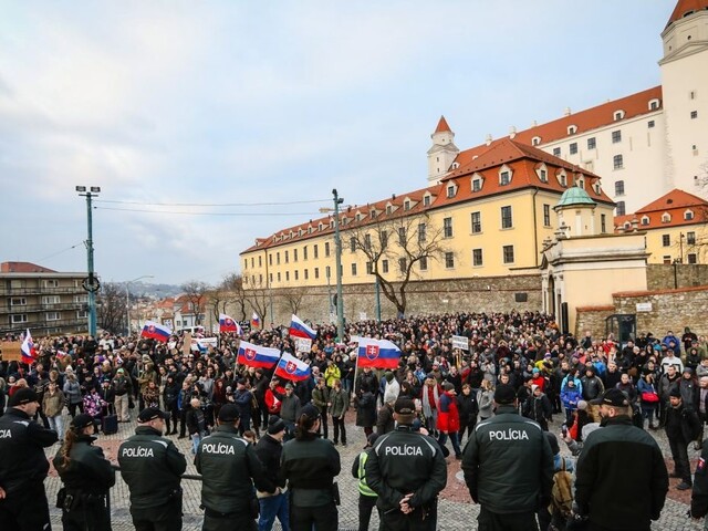 Stovky demonštrantov pred parlamentom žiadali predčasné voľby
