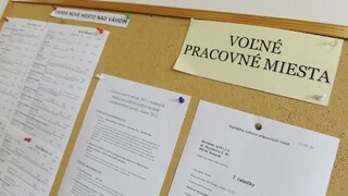 Nezamestnaných ubúda. Problém však pretrváva na východe