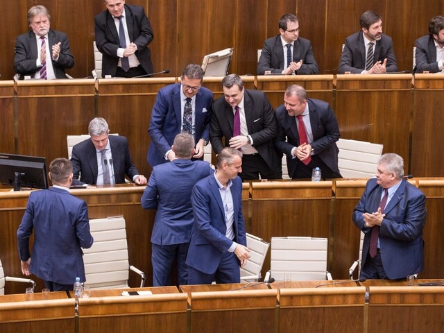 Prekvapenie sa nekoná. Nedôveru vláde poslanci nevyslovili