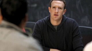 Zakladateľ Facebooku podľahol tlaku, bude vypovedať