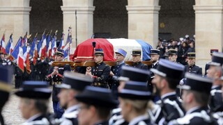 Pamiatku francúzskeho policajta si uctili stovky ľudí aj prezident